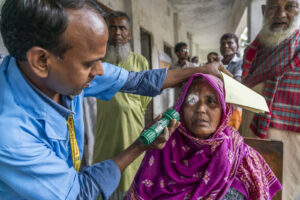 Una donna del Bangladesh viene visitata agli occhi.
