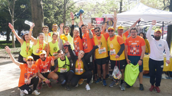 volontari felici dopo aver corso la maratona per sightsavers