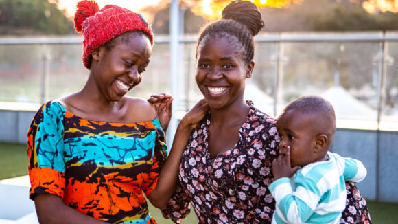 due donne e un bambino felici e sorridenti