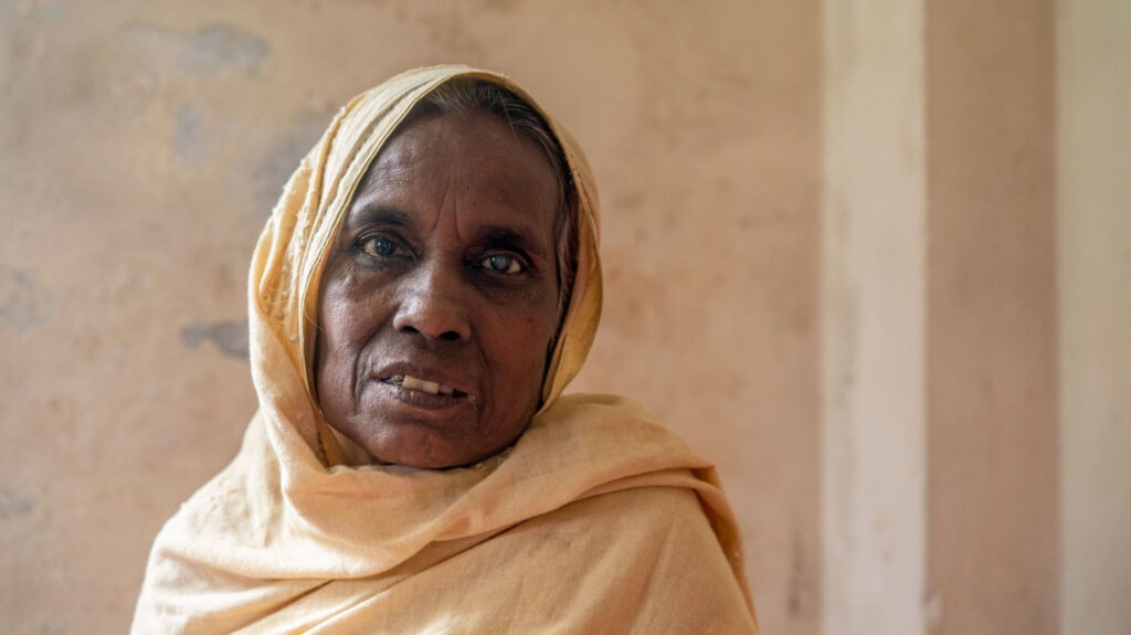 la signora Hasina con il velo