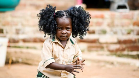 Abigail in primo piano.