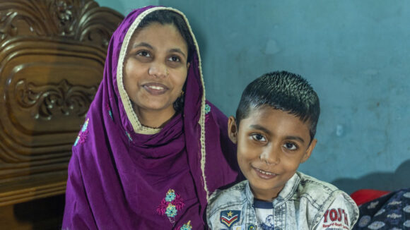 Shawon sorridente con la sua mamma.