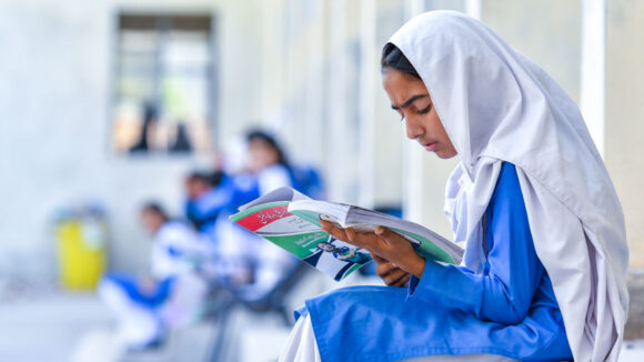 Minahil fa fatica a leggere