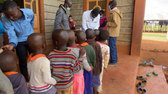 I bimbi in fila per essere visitati.