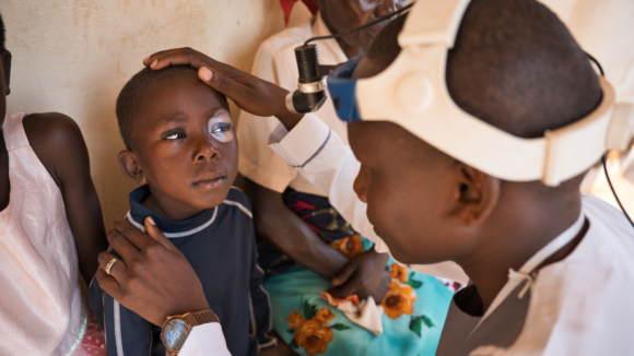 Il piccolo Zion mentre viene visitato.