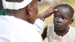 Happy viene visitata da un dottore.