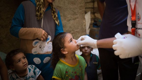 Una bimba prende la medicina contro il tracoma.