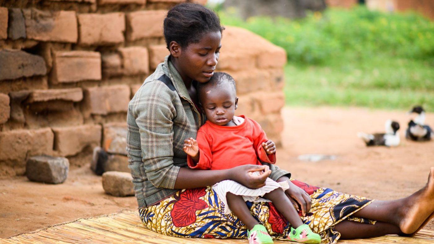 Linda è seduta in braccio alla sua mamma.
