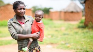 Linda in braccio alla sua mamma.