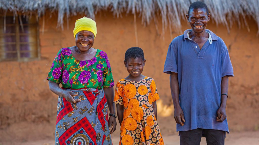 Mwamini sorridente con i suoi nonni.