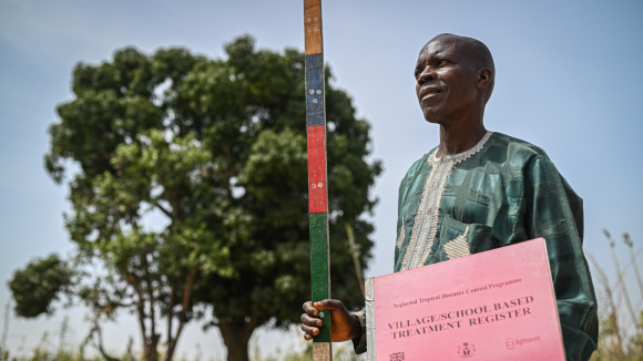 Il volontario John Hosea in primo piano.