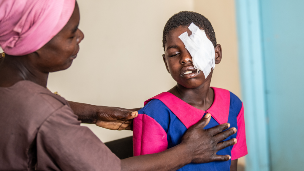 Melia con le bende sugli occhi dopo l'operazione di cataratta.