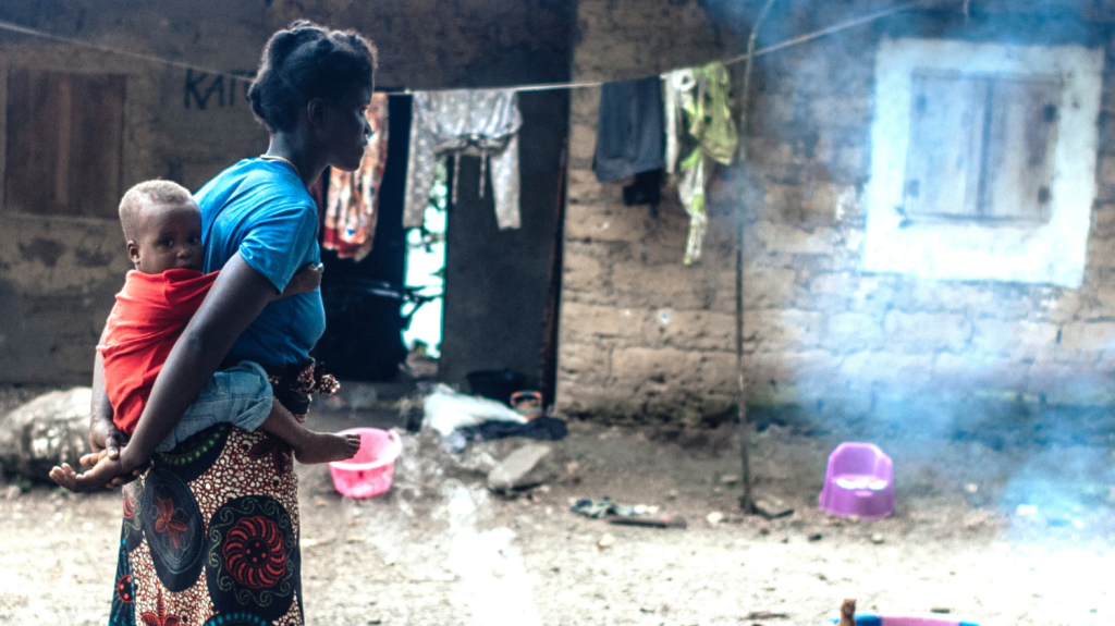 Susan con il suo piccolo Yussif sulla schiena.